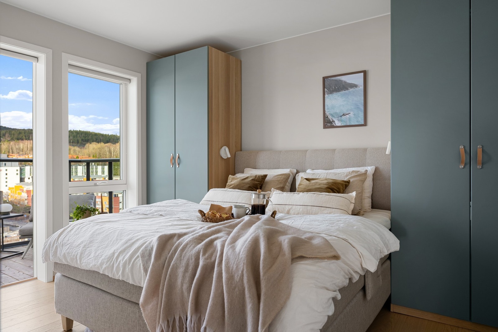 Romslig og innbydende hovedsoverom med plass til dobbeltseng og god oppbevaring i garderobeskap. Galleribilde