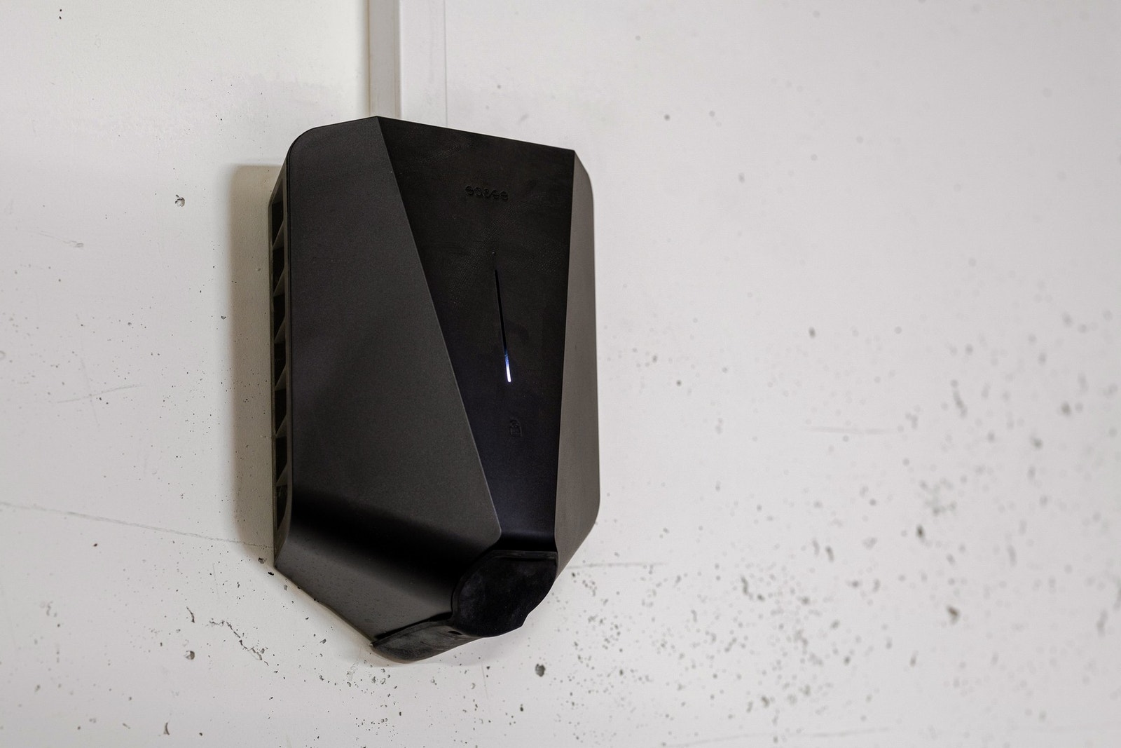 Plassen har elbil-lader. Galleribilde