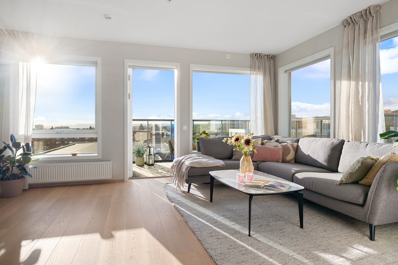 Hjørnebeliggenheten gir svært gode lysforhold i stuen med vinduer langs to vegger. Galleribilde