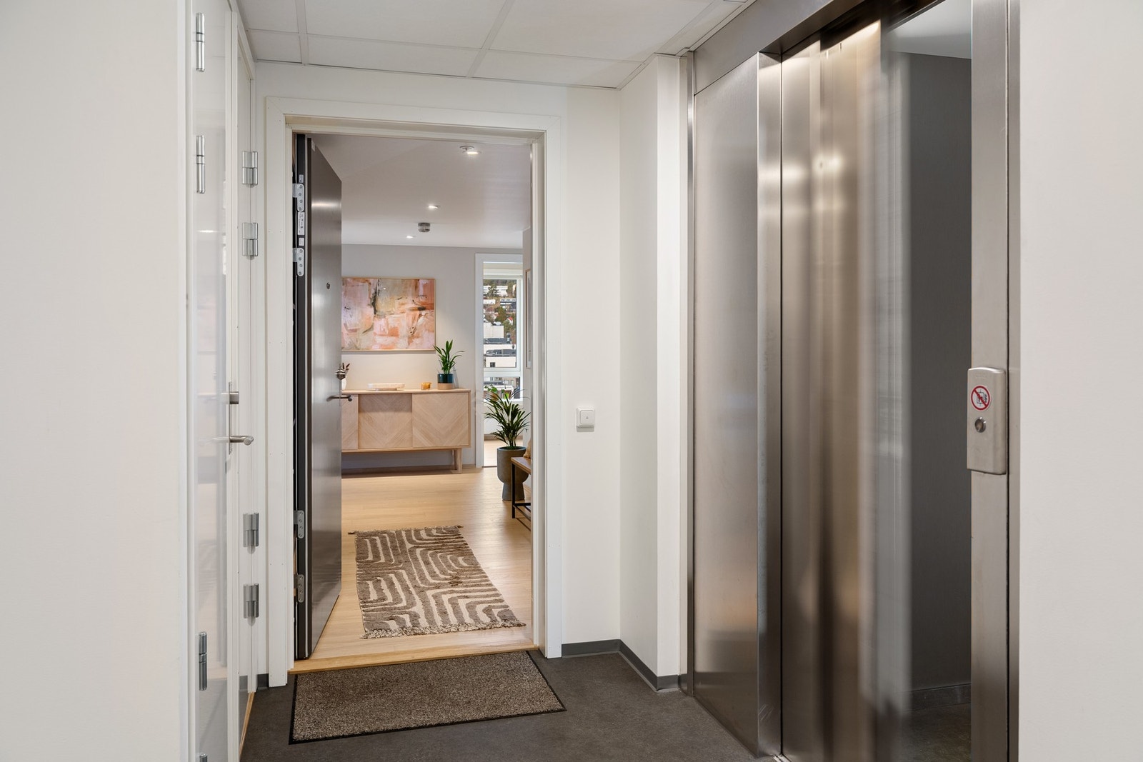 Det er heisadkomst til leiligheten og til garasjen. Galleribilde