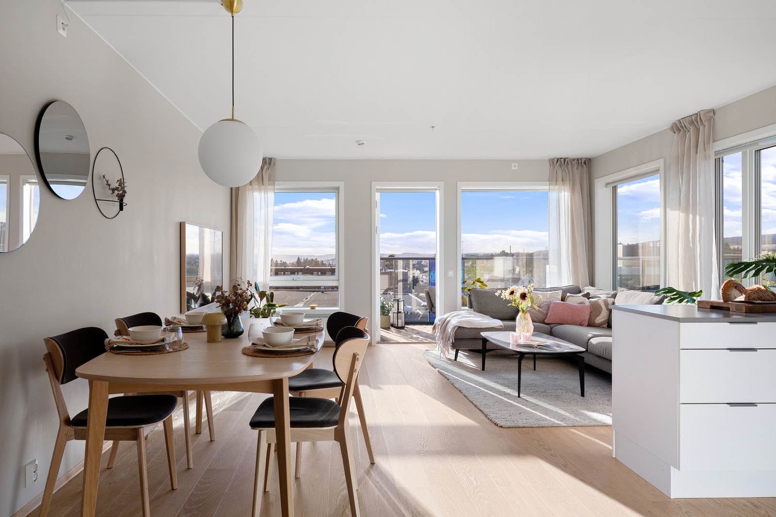 Stuen er et lyst og romslig oppholdsrom. Galleribilde