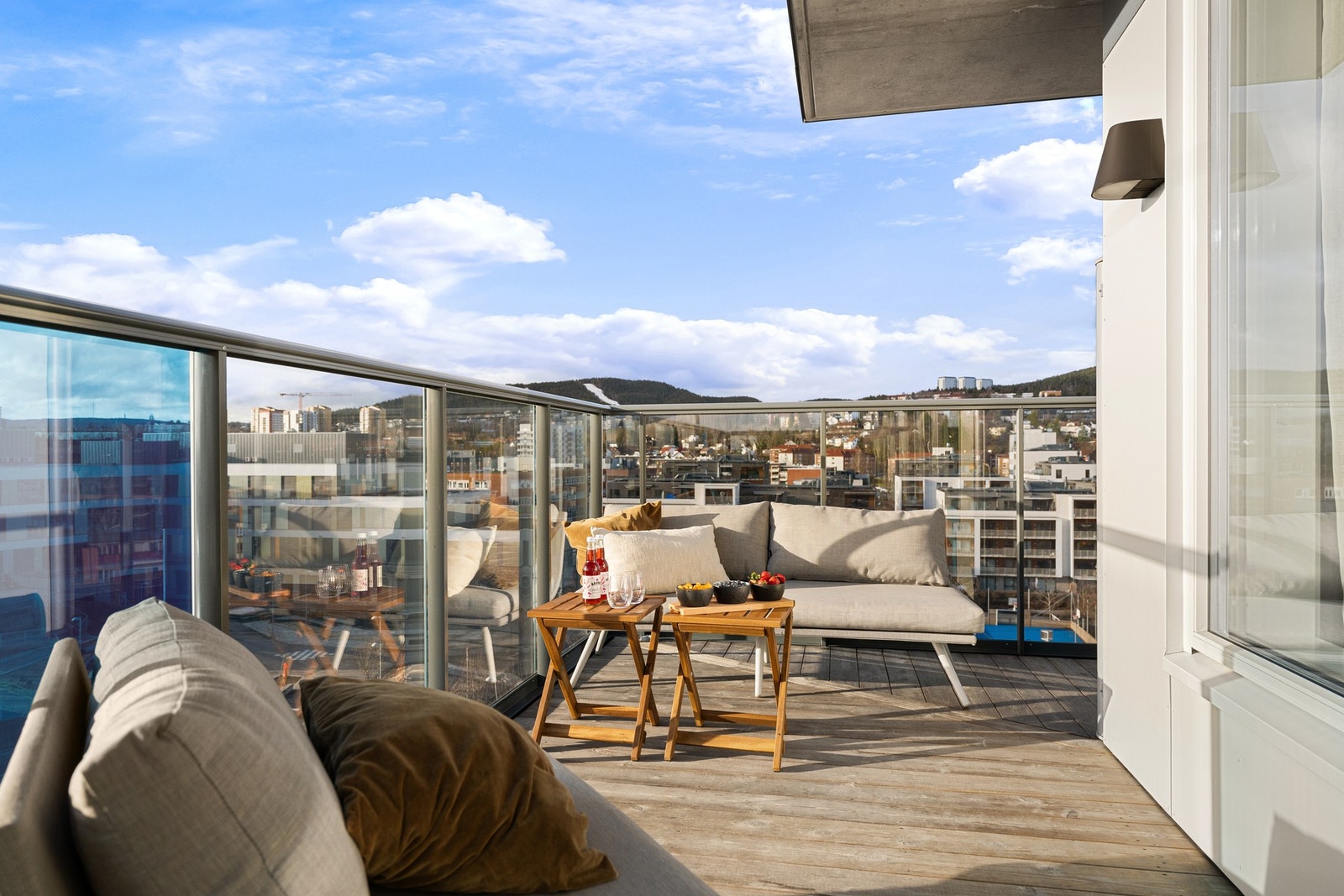 Balkongen er på ca. 11,8 kvm med god plass til utemøblement. Galleribilde