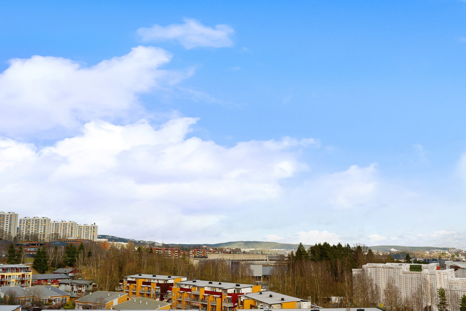 Balkongen vender mot nord, og har morgensol og kveldssol på sommeren. Galleribilde