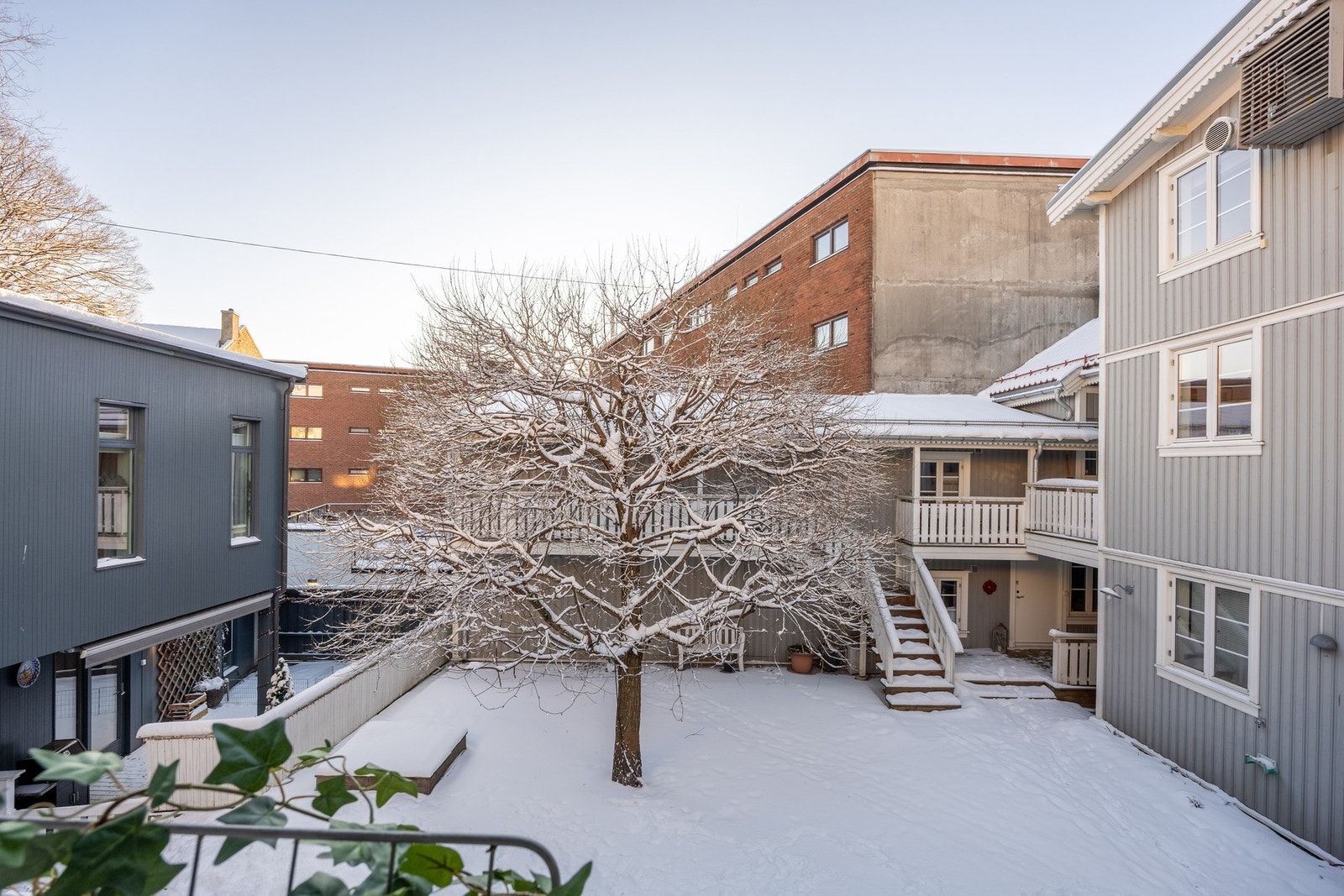 På sommerstid er bakgården et hyggelig sted å tilbringe varme dager. Galleribilde