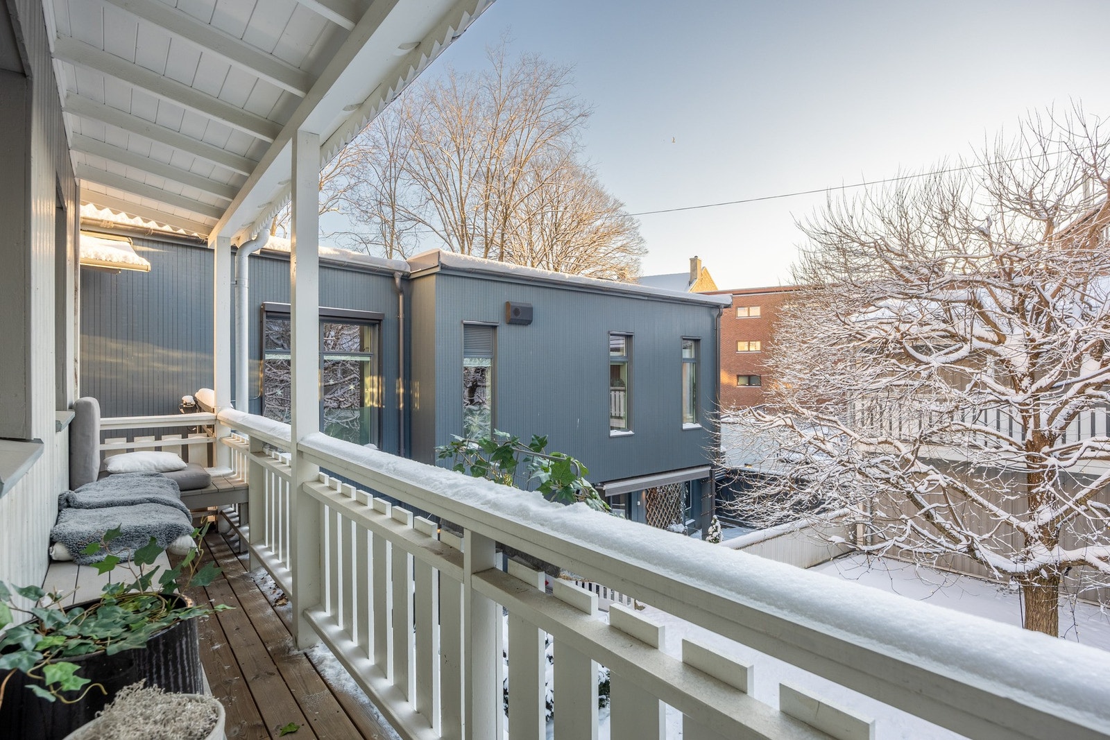 Bakgården er en frodig oase på vår- og sommerhalvåret, så her ligger alt til rette for å kunne trives. Galleribilde