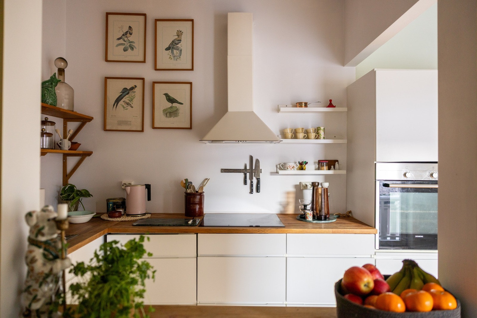 Stuen og kjøkkenet ligger i en sosial åpen løsning. Galleribilde