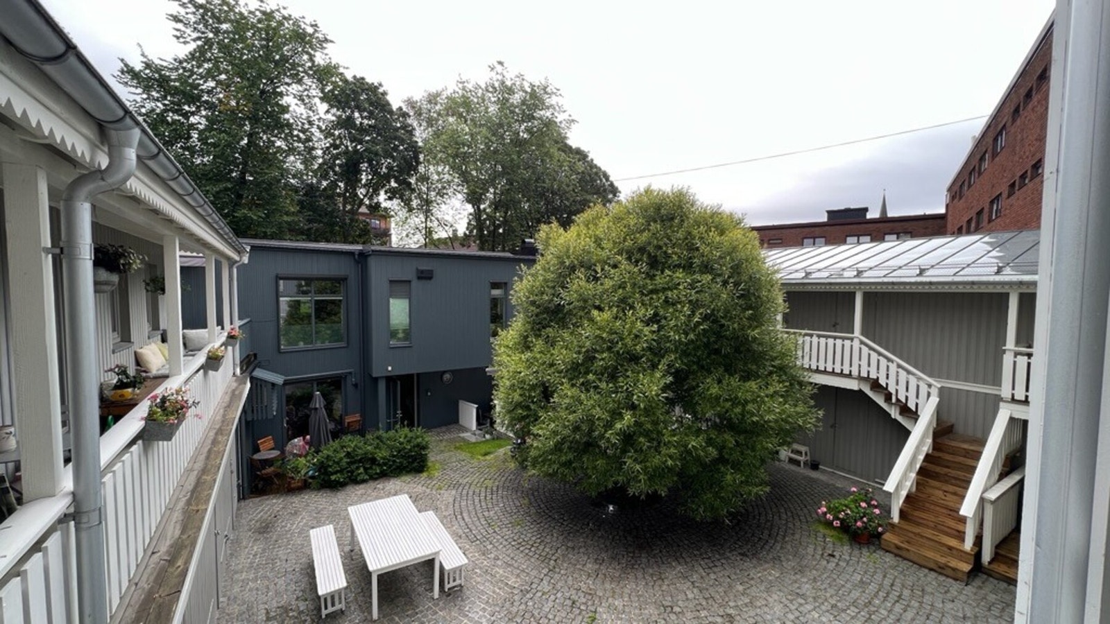 Leiligheten ligger på idylliske kampen, og har to balkonger vendt mot indre gårdsrom. Galleribilde