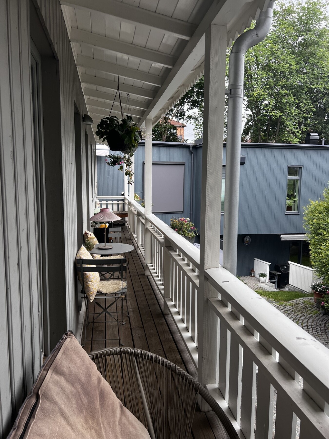 Dette er en lys 3-roms selveierleilighet i sjarmerende trehusbebyggelse. Galleribilde