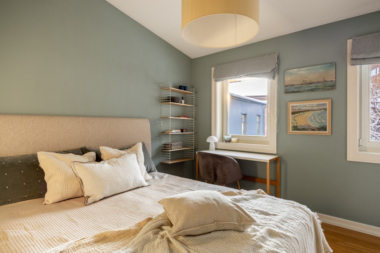 Terrassen og fellesareal er like utenfor vinduet og her sover man i ro og fred. Galleribilde