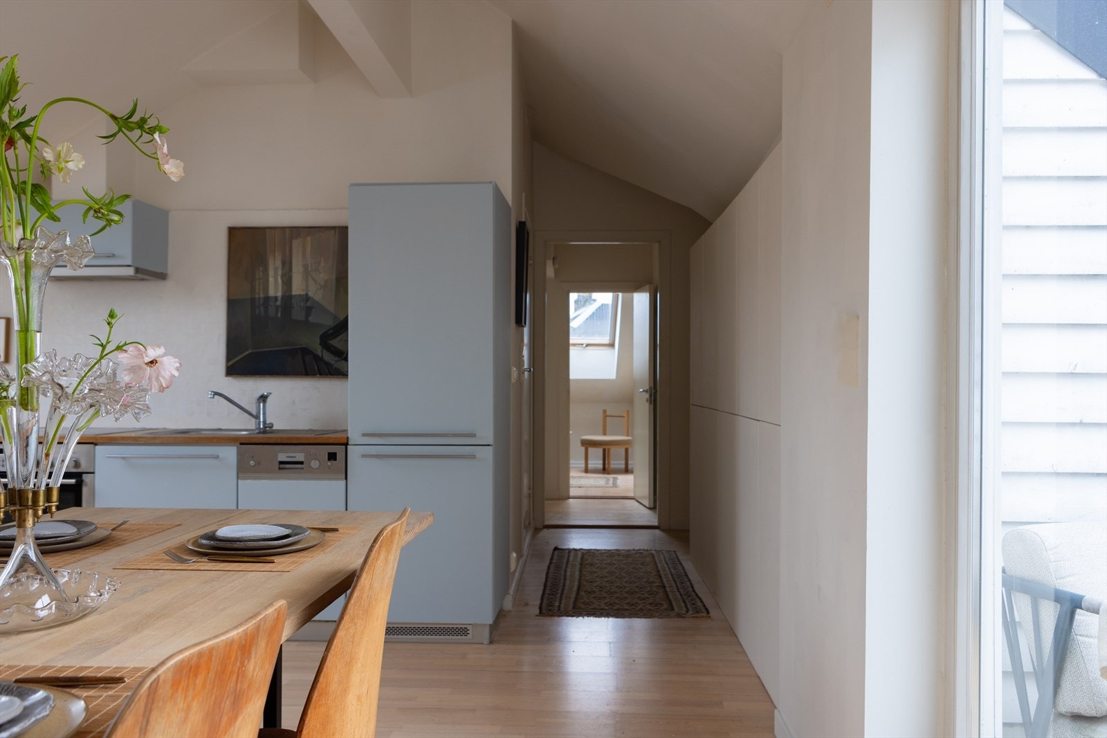 Det er gjennomgående parkett på gulv og veggene er overflatebehandlet med leire som både er enkelt å vedlikeholde og driftssikkert Galleribilde