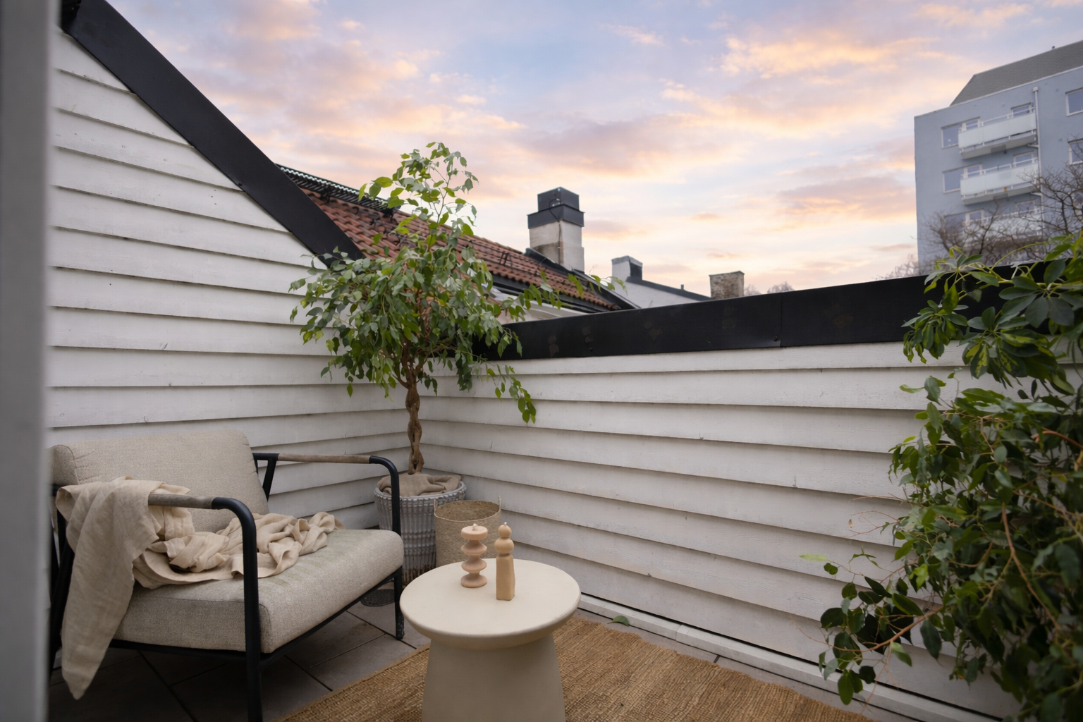 Takterrassen ligger høyt og fritt til med plass til ønsket utemøblement og egner seg perfekt for sommeren! Galleribilde