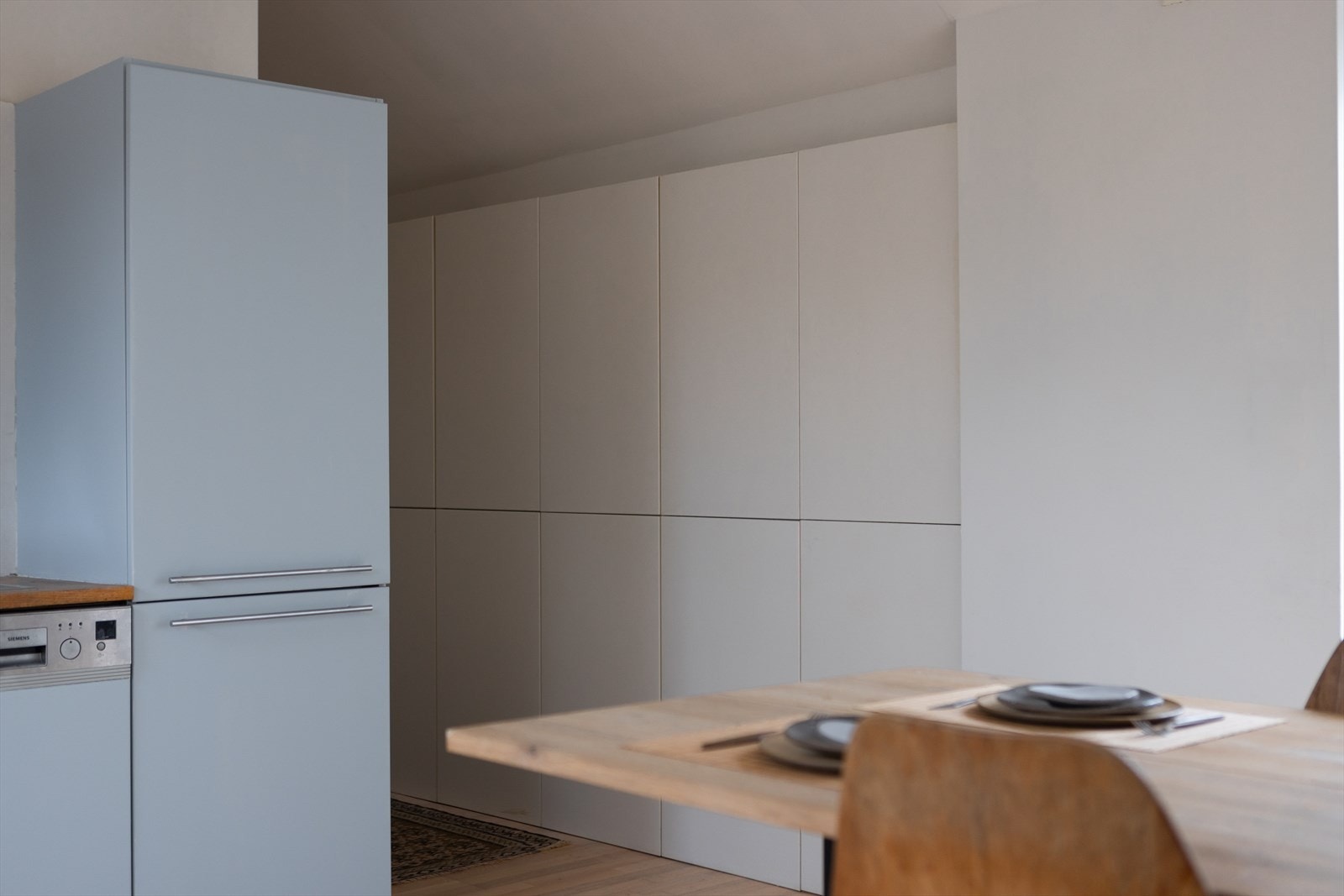 Legg merke til den praktiske garderobeløsningen tilknyttet entrè som gir optimale oppbevaringsmuligheter Galleribilde