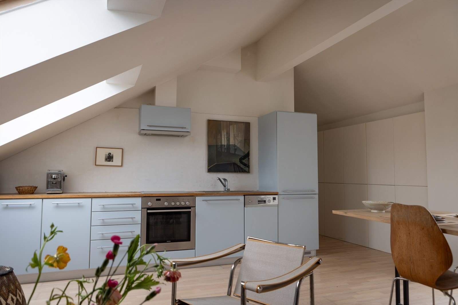 Kjøkkenet er tilknyttet stuen, hvor planløsningen gir naturlige soner og god flyt i rommet Galleribilde