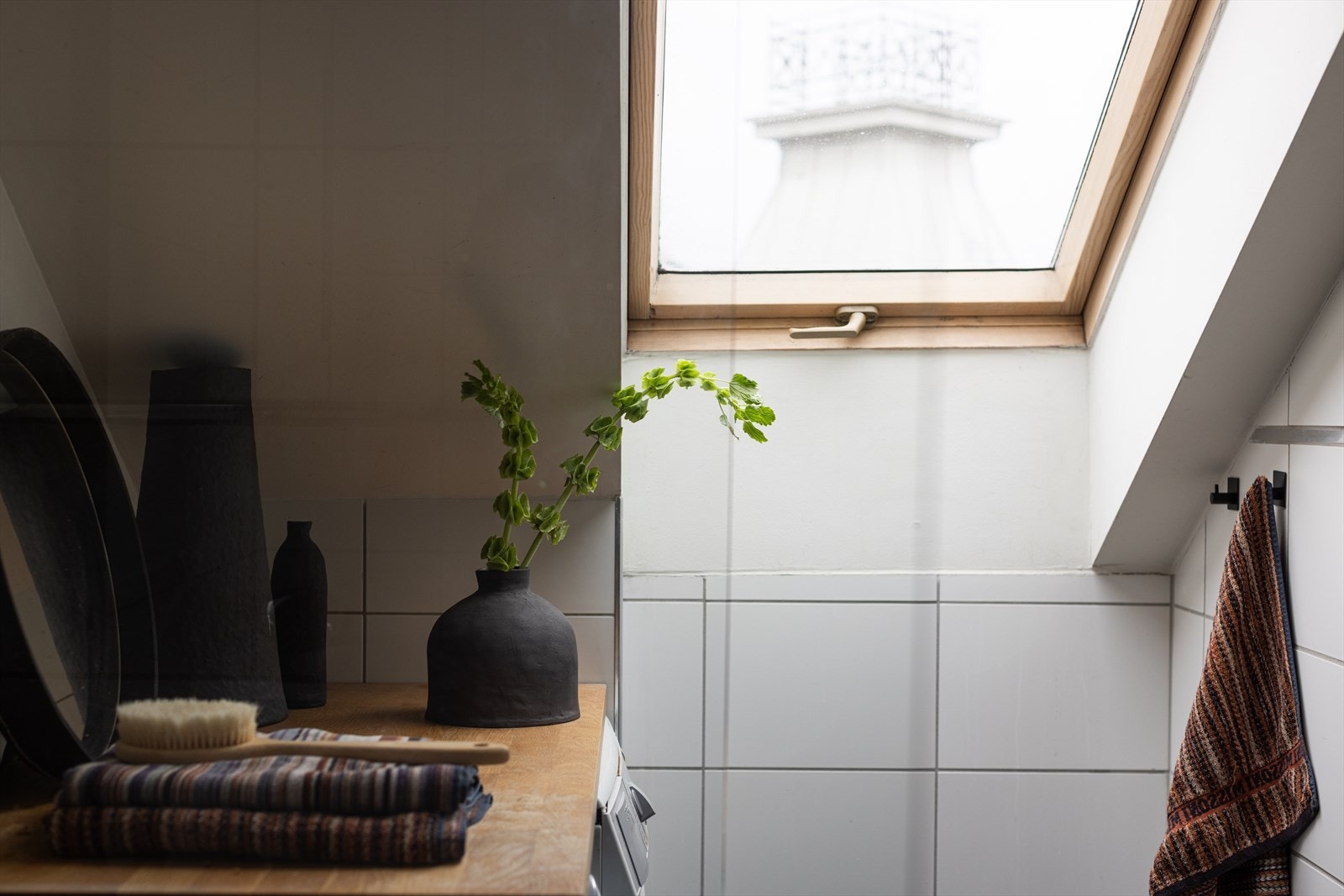 Bad er utstyrt med dusjhjørne, mekanisk avtrekk, opplegg for vaskemaskin, servant, servantskap, rørfordelingsskap og wc Galleribilde