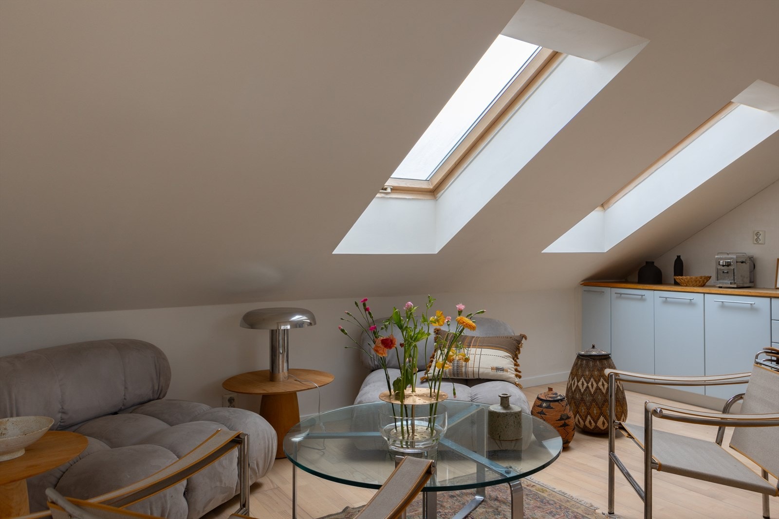 Leiligheten ligger i byggets 4.etasje og inneholder: Stue, kjøkken, 2 soverom, bad, entre Galleribilde