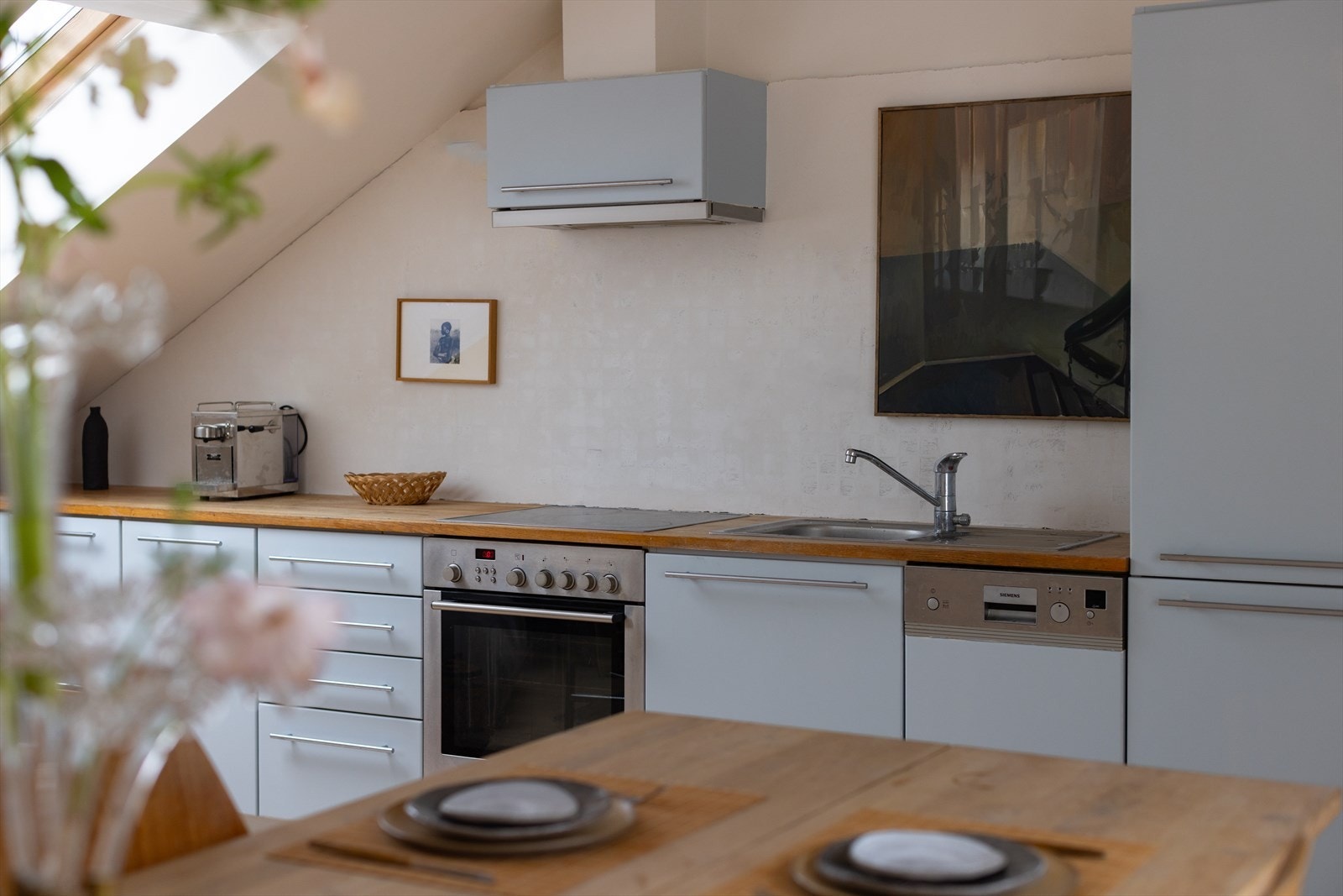 Innredning med opplegg for oppvaskmaskin og mekanisk avtrekksvifte over stekesonen - det er integrert kjøl/fryseskap, stekovn, platetopp og oppvaskmaskin Galleribilde