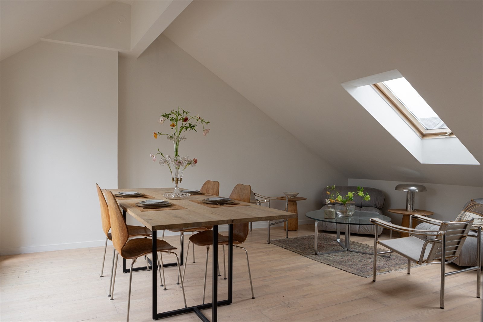 Leiligheten har en åpen og luftig planløsning som byr på flere møbleringsmuligheter. Galleribilde