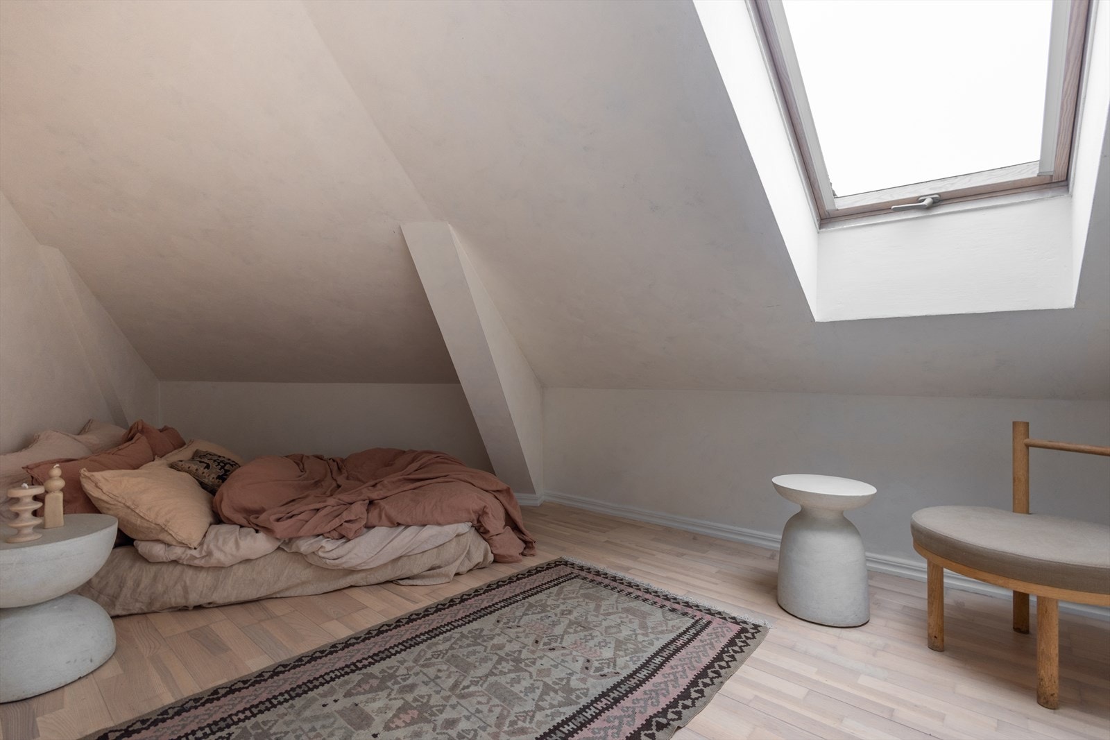 Soverom 1 med god plass til dobbeltseng Galleribilde