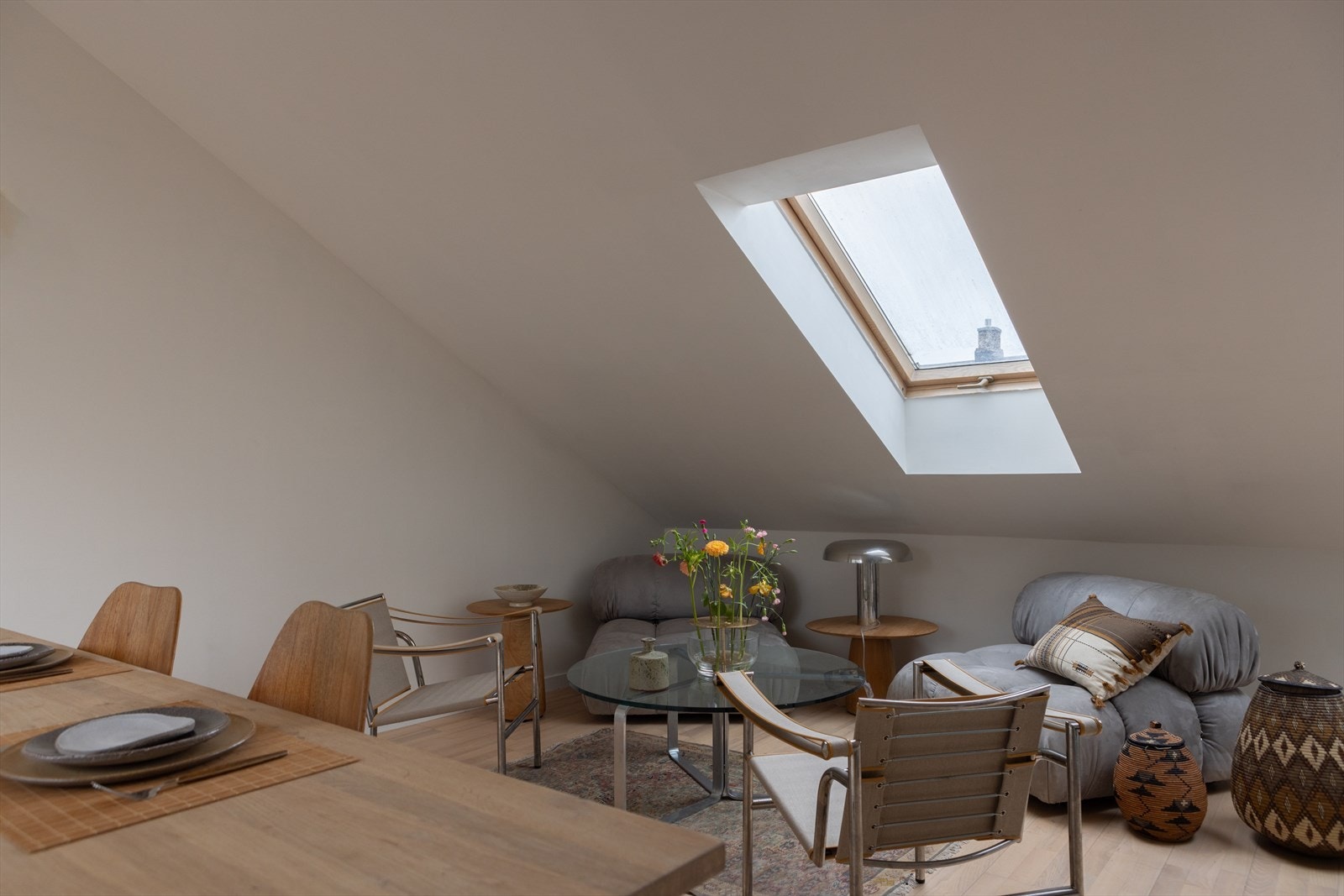 Boligen har en god standard og er innbydende med store takvinduer som slipper inn rikelig med dagslys Galleribilde