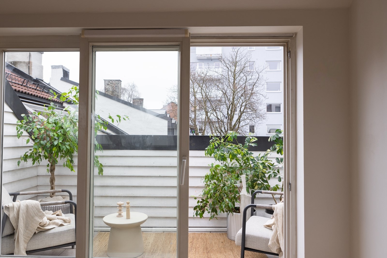 Fra stue er det adgang til flott og frodig takterrasse med gode solforhold Galleribilde