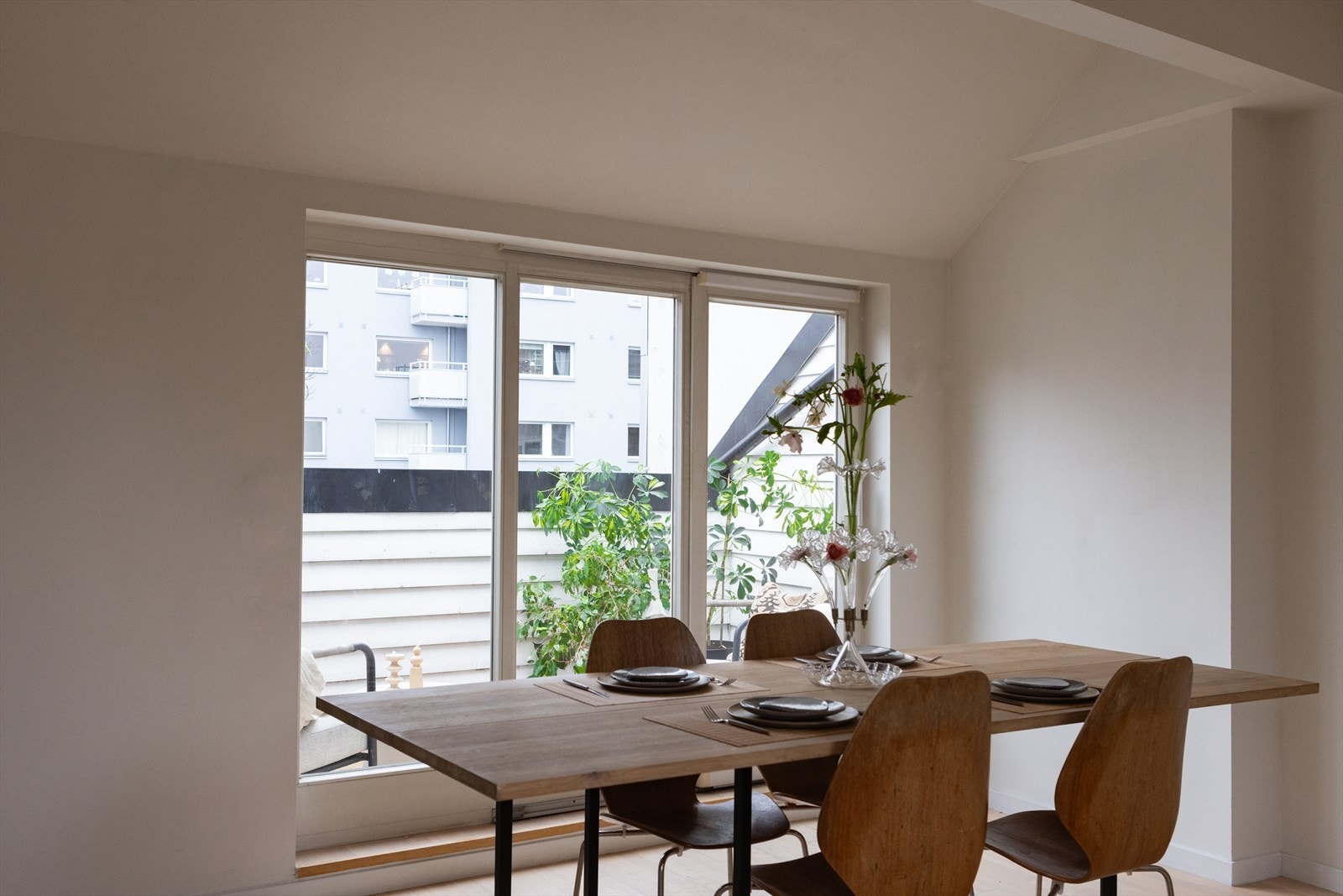 Det er også god plass til spisegruppe med plass til hele familien Galleribilde