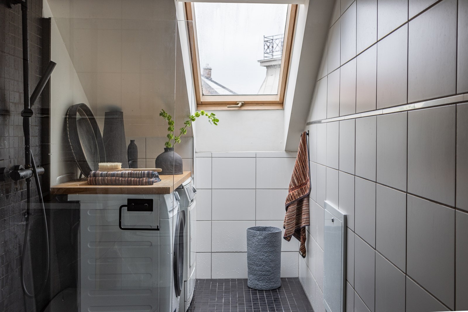 Delikat flislagt bad med gulvvarme Galleribilde