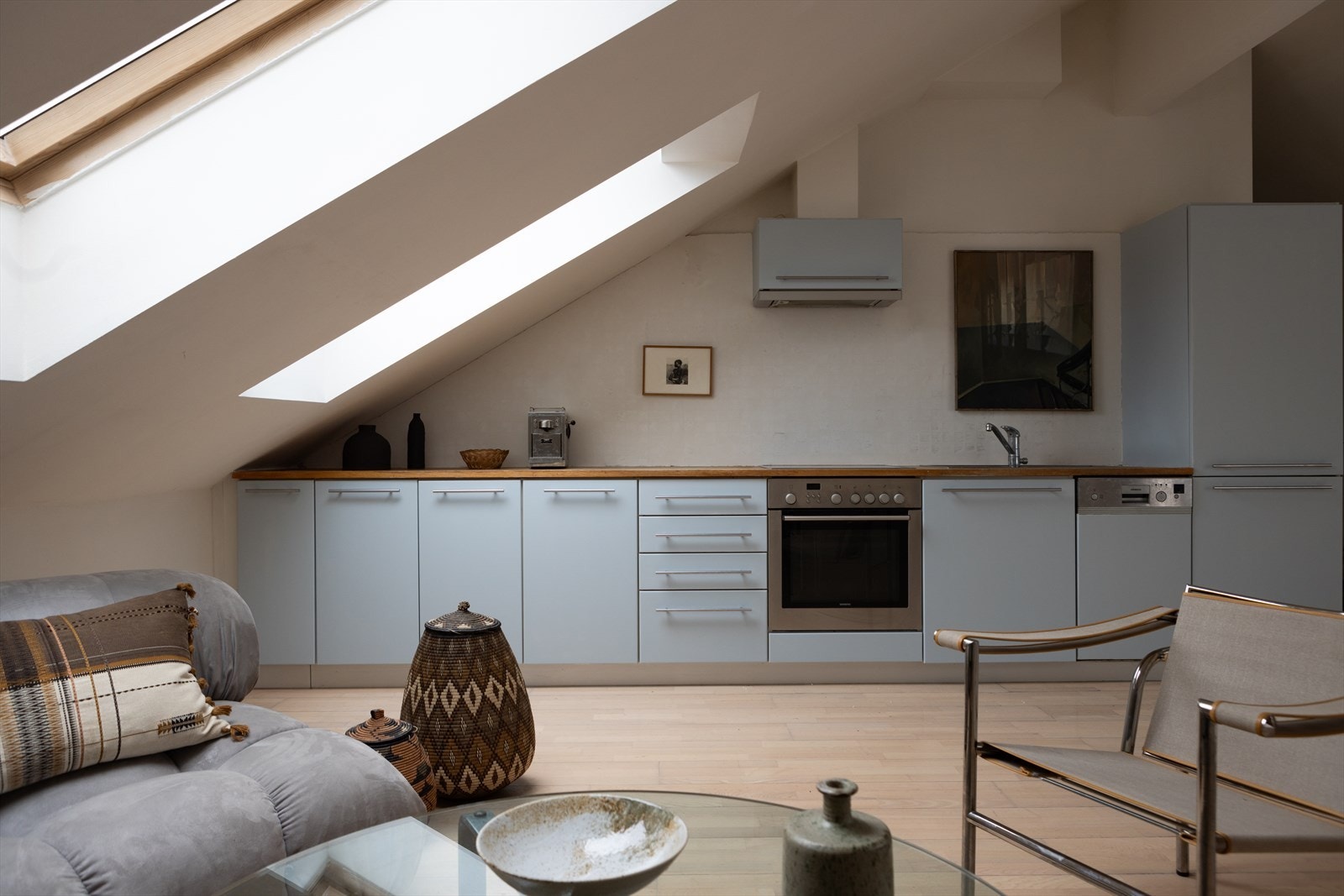 Kjøkkenet er i delikate farger og byr på godt av skap -og benkeplass Galleribilde