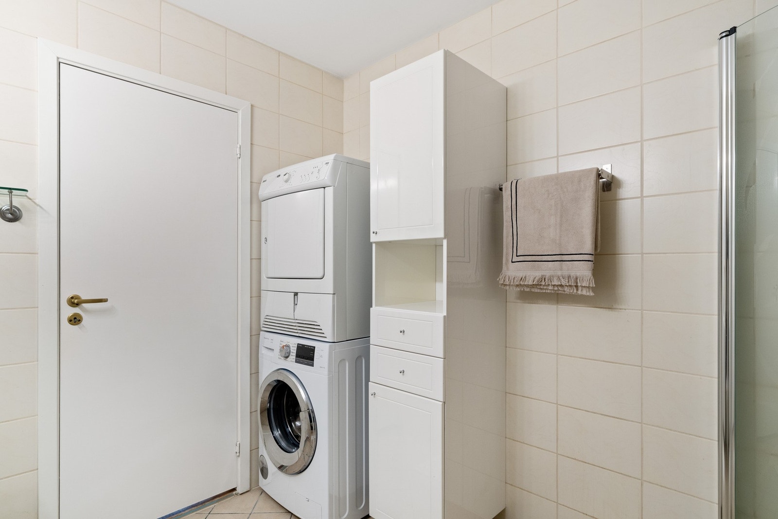 Opplegg for vaskemaskin og ekstra skap for oppbevaring. Galleribilde