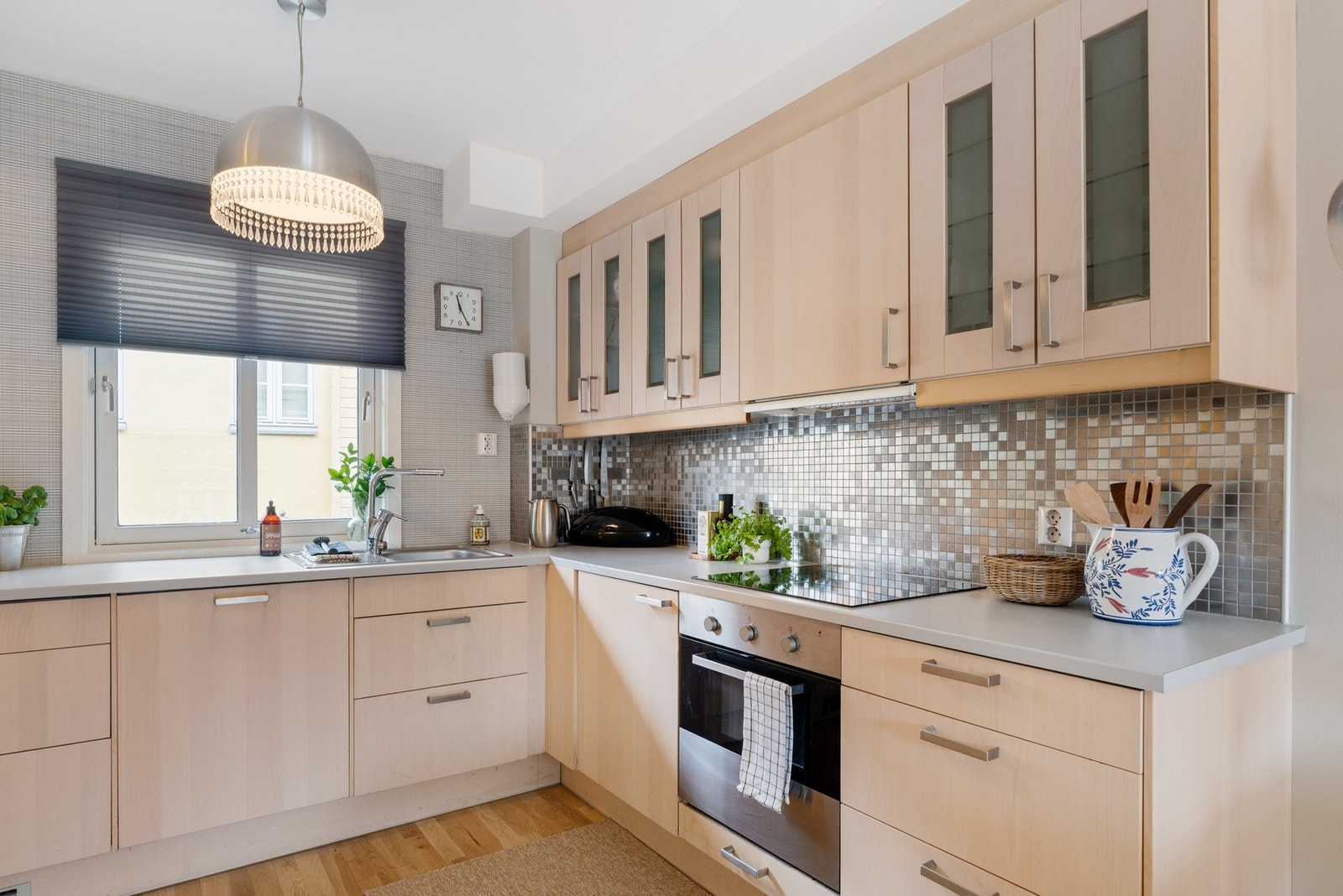 Pent og praktisk kjøkken med god skap- og benkeplass. Galleribilde