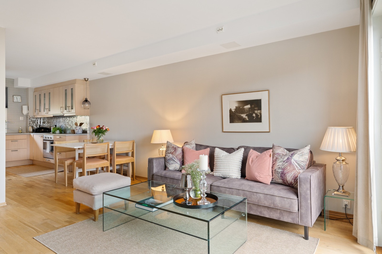 God plass til spisestue mellom stue og kjøkken. Ekstra stikkontakter for ytterligere belysning taket. Galleribilde