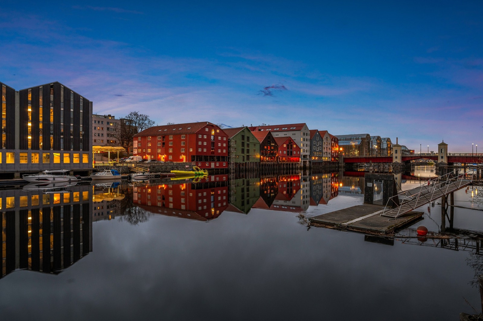Utsikt nedover mot Bakke bru og Royal garden. Galleribilde