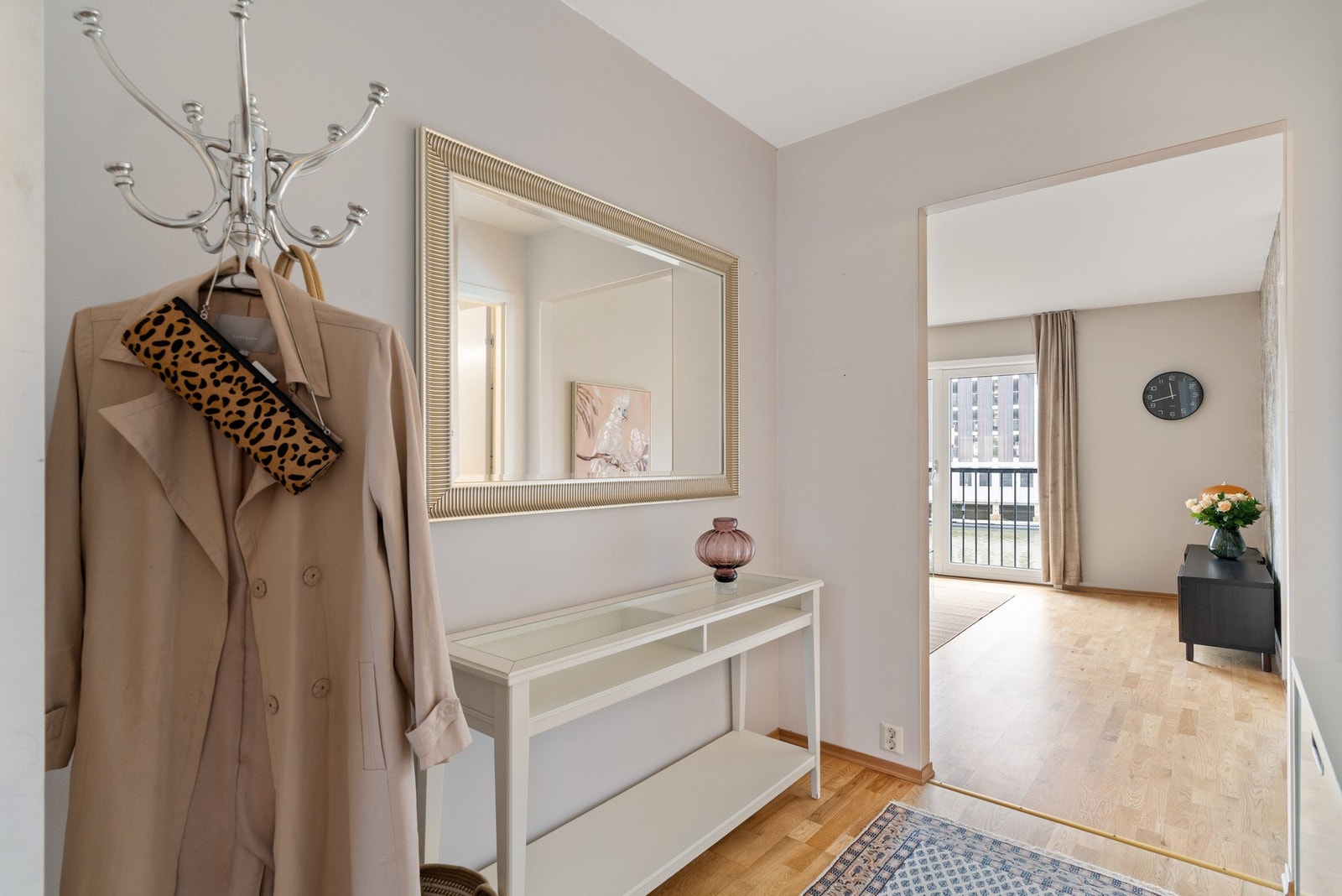 Gang med plass til skyvedørsgarderobe. Galleribilde