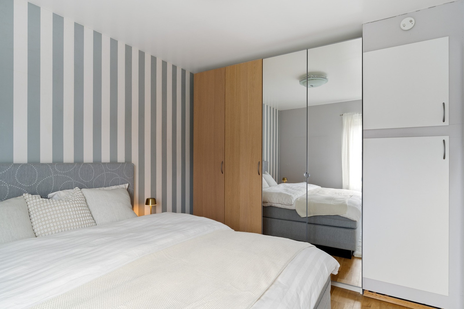 God garderobeplass på hovedsoverommet. Galleribilde