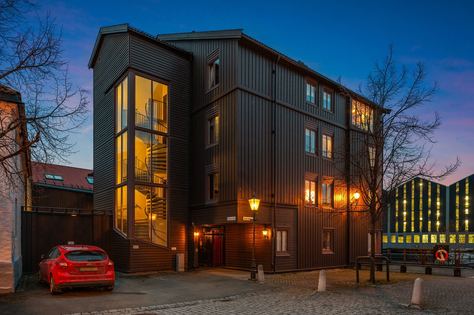 Godt vedlikeholdt brygge med svært sentral og samtidig tilbaketrukket beliggenhet. Galleribilde