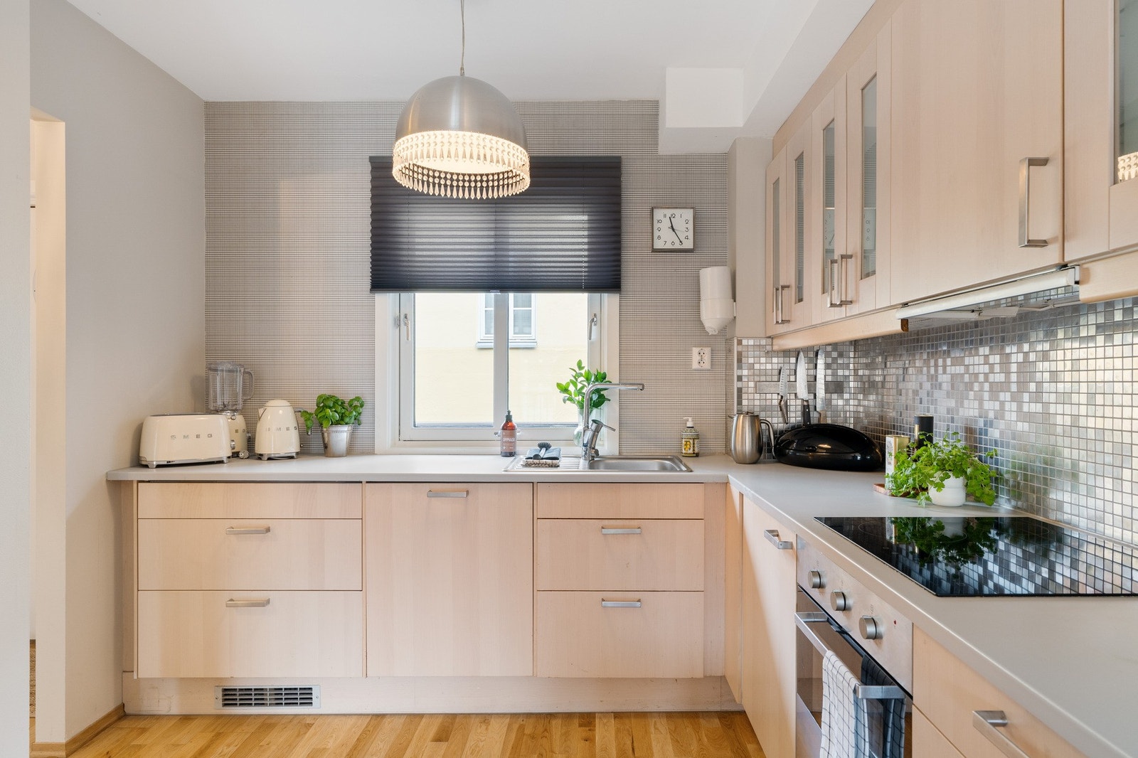 Integrerte hvitevarer på kjøkkenet. Galleribilde