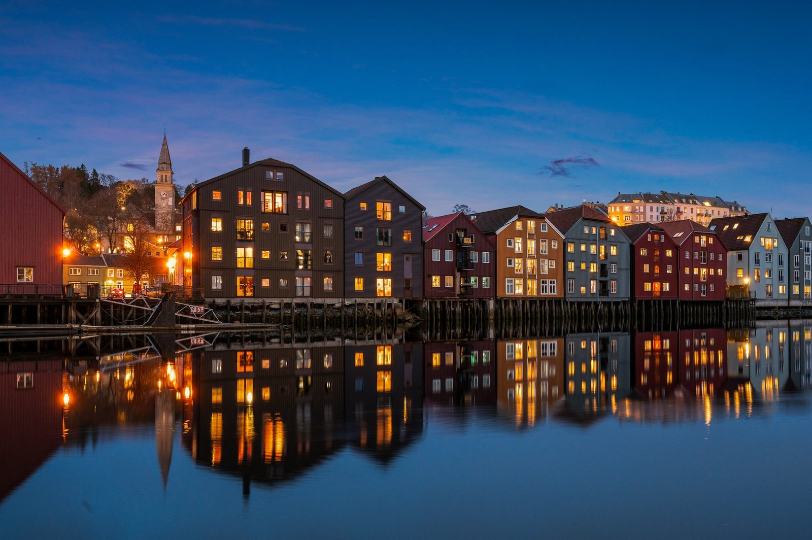 Leiligheten ligger i 2.etg. i en moderne brygge med heis og P-kjeller fra 1996. Galleribilde