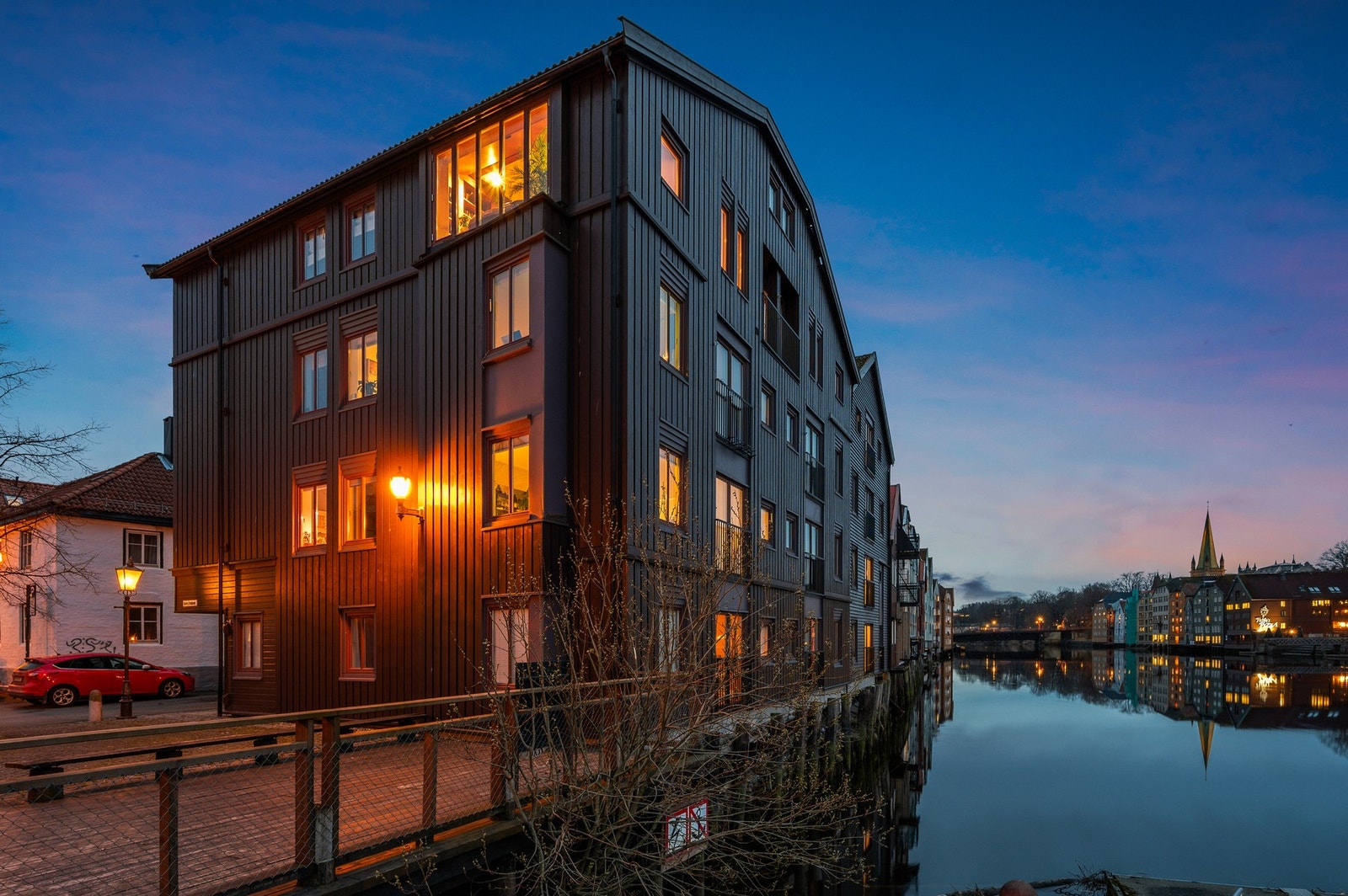 Veldrevet og ryddig sameie med tilbaketrukket beliggenhet ned mot elva. Galleribilde