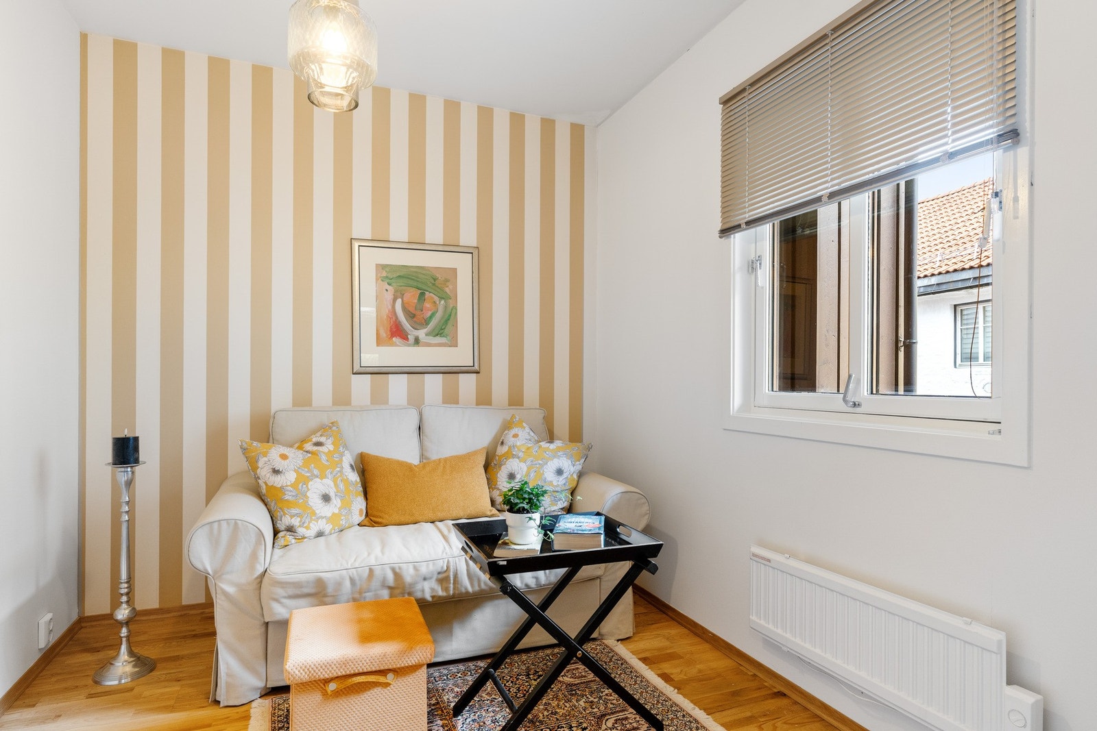 Soverom 2 er 7 kvm og vender ut mot bakgården. Galleribilde