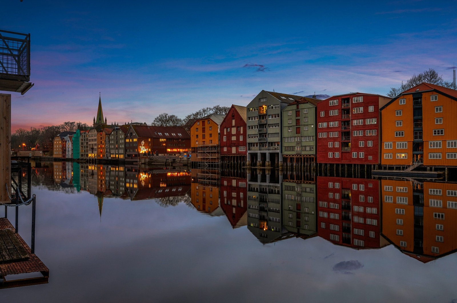 Nydelig utsikt oppover elva med spiret på Nidarosdomen i horisonten. Galleribilde