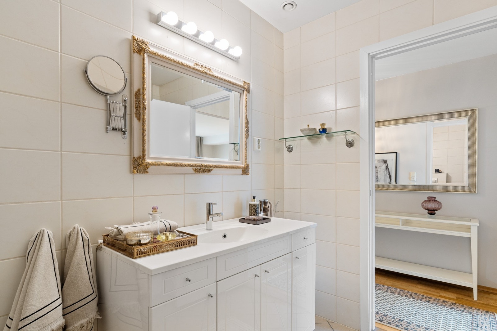 Moderne baderomsinnredning. Galleribilde