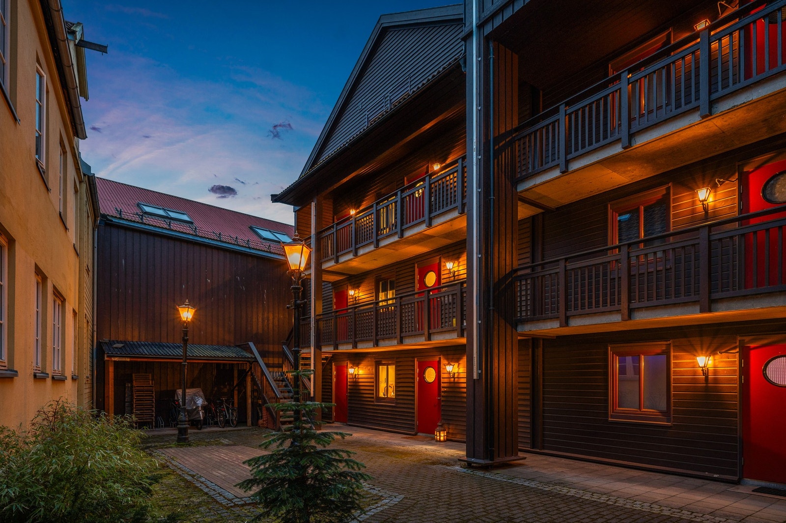 Skjermet og privat bakgård kun for beboere med sykkelparkering under tak. Galleribilde