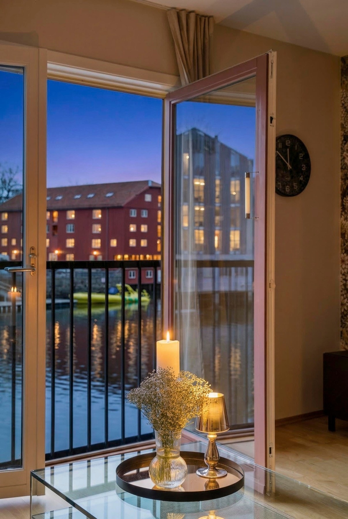 Fransk balkong med dobbeldør. Galleribilde