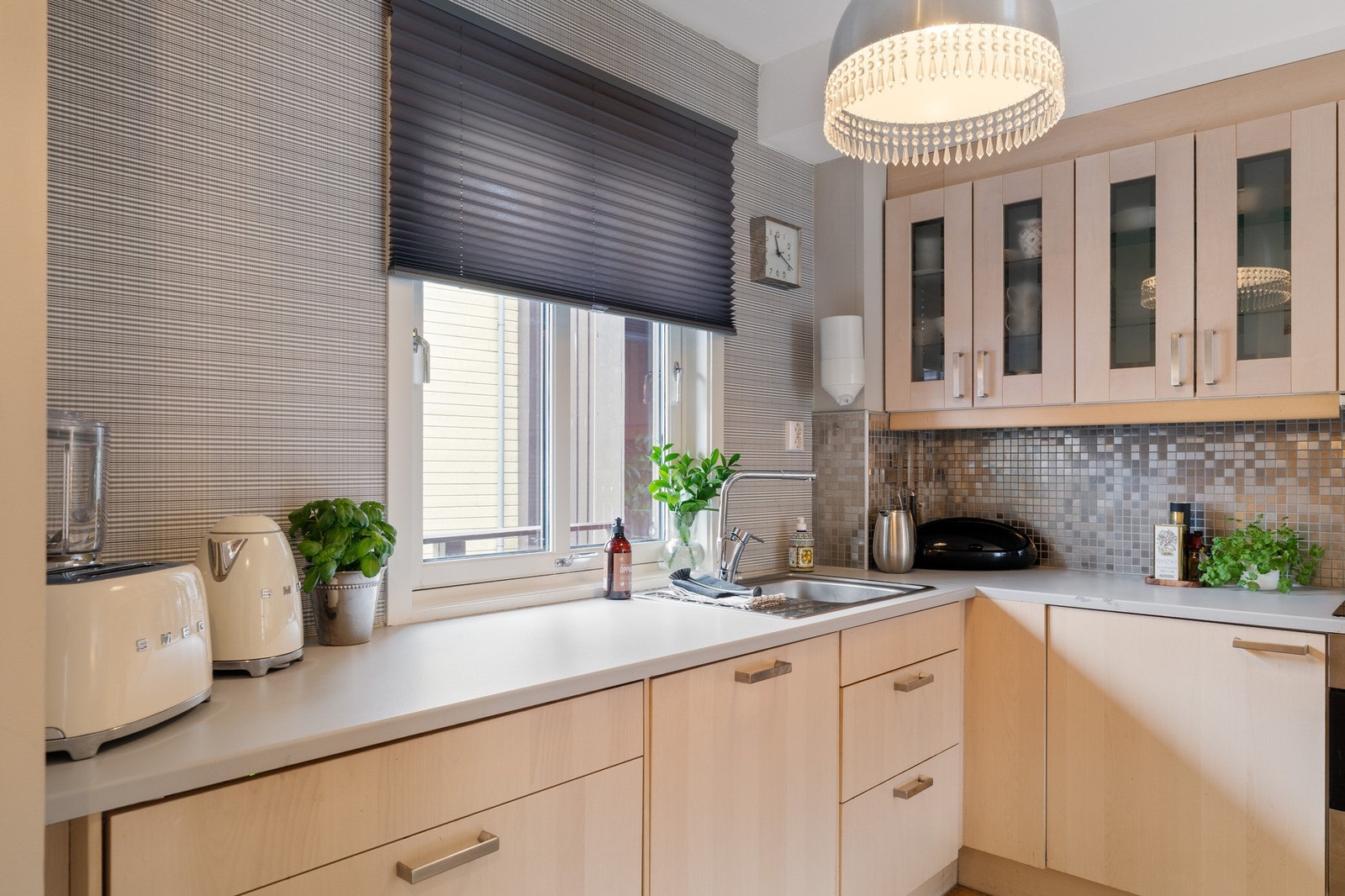 Godt lys fra vinduet over vask og kjøkkenbenk. Galleribilde