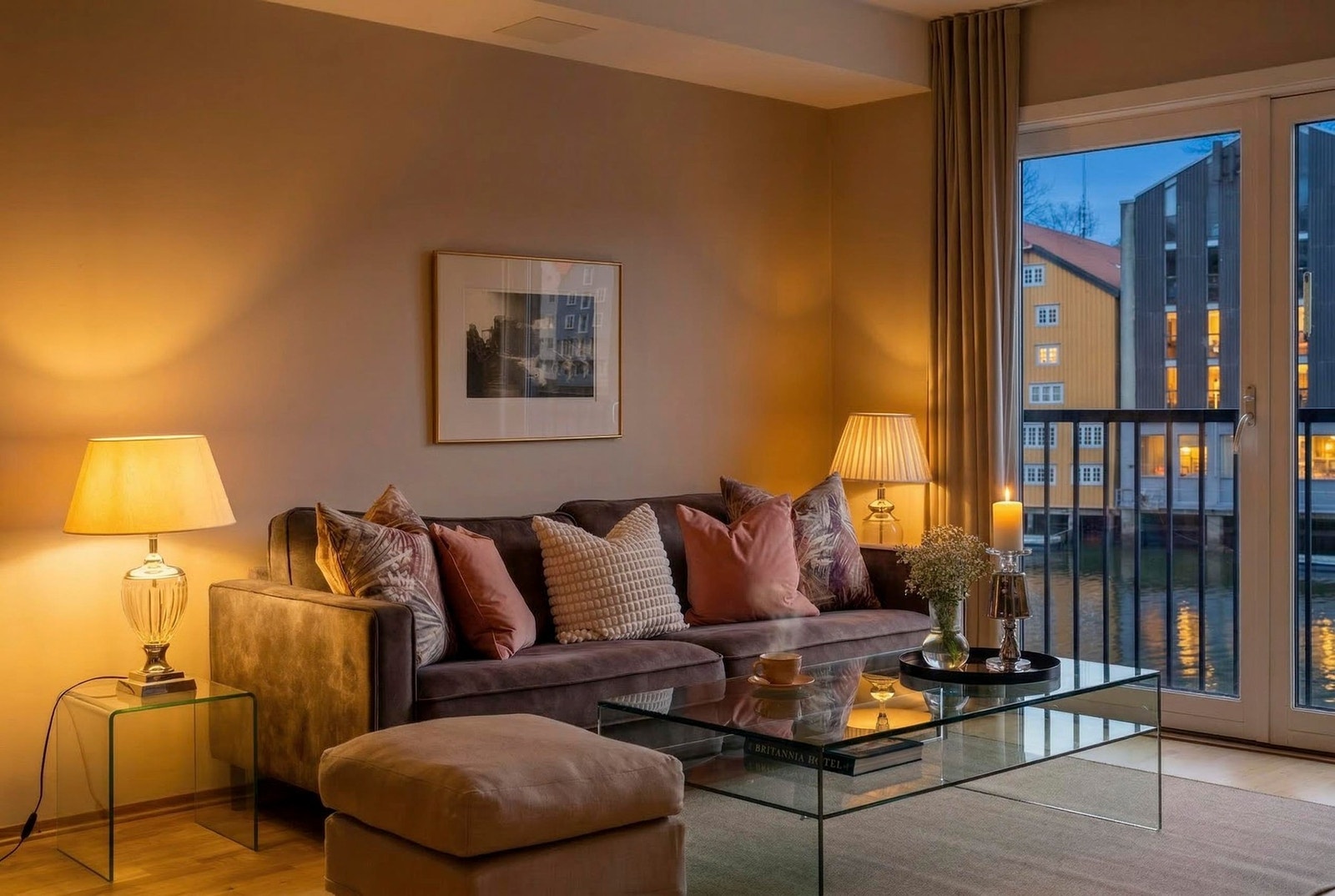 Lys og pent oppusset stue med gjennomlys og og utsikt. Galleribilde