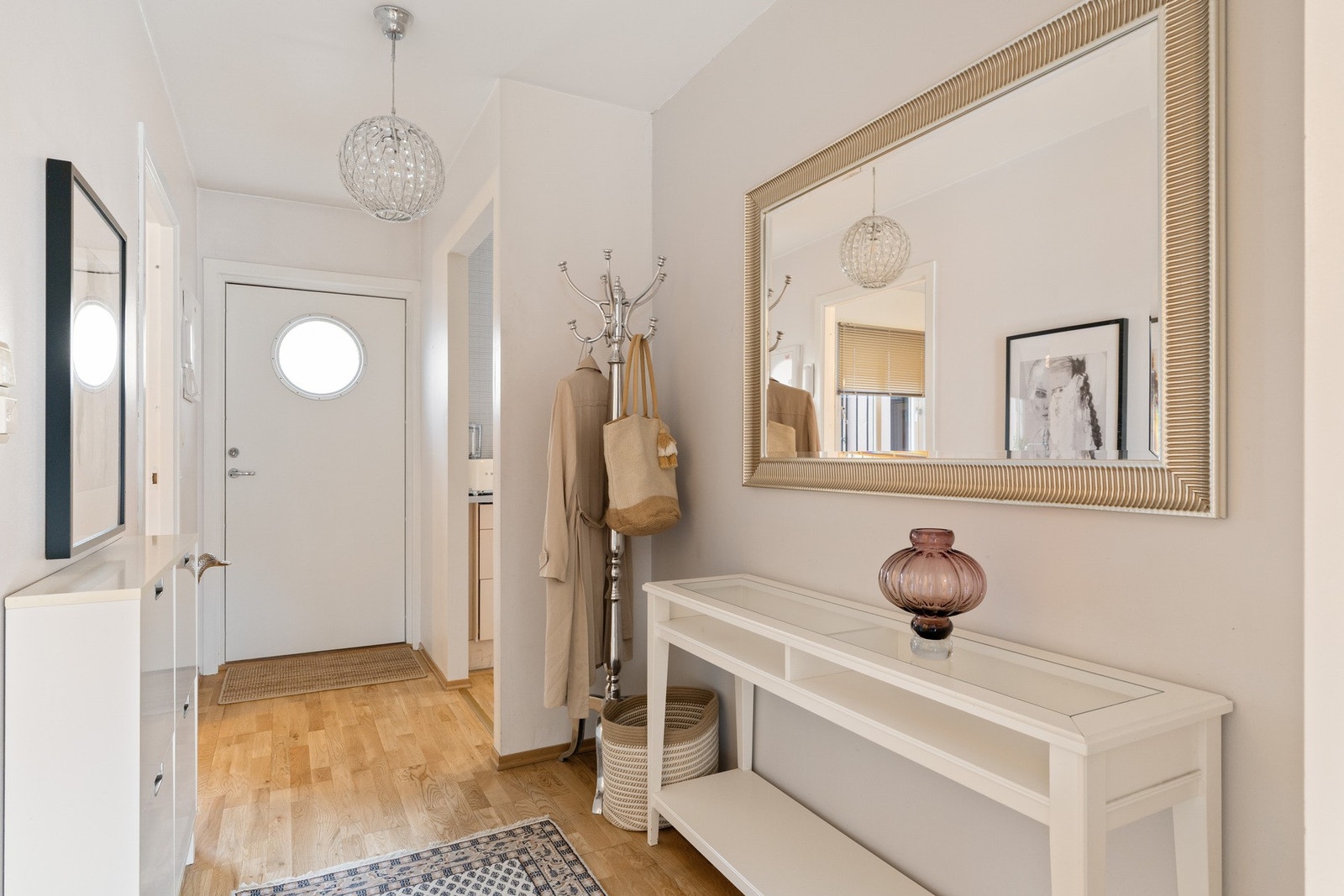 Romslig entré/gang med garderobeplass. Galleribilde