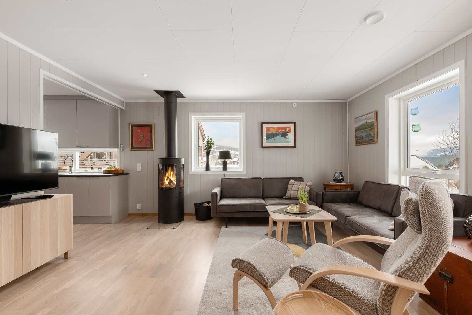 Kjøkkenet ligger i åpen forbindelse med stuen, noe som skaper et sosialt og funksjonelt allrom. Galleribilde