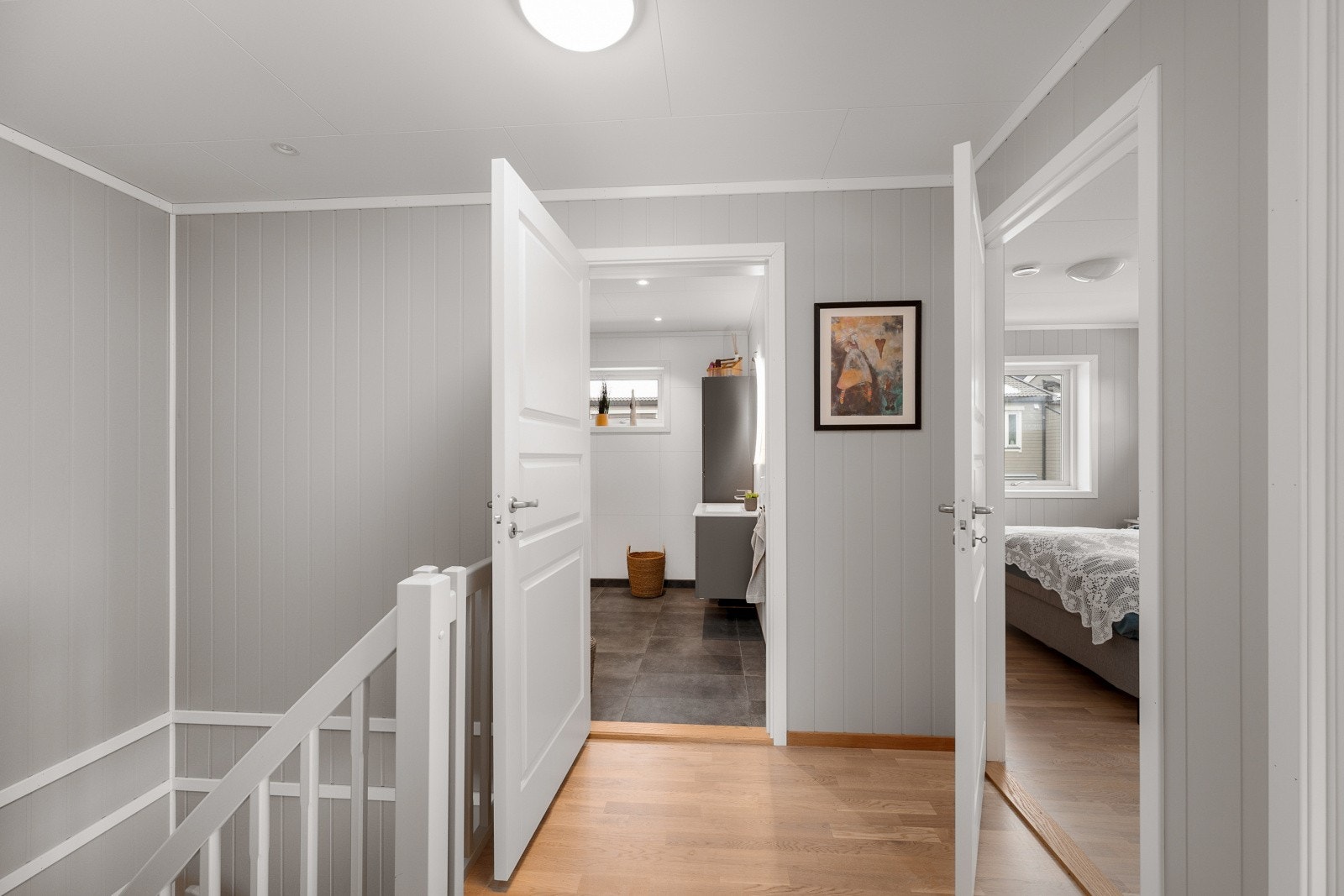 Gangen i andre etasje gir tilgang til alle soverommene, med gjennomgående parkett på gulvet. Galleribilde