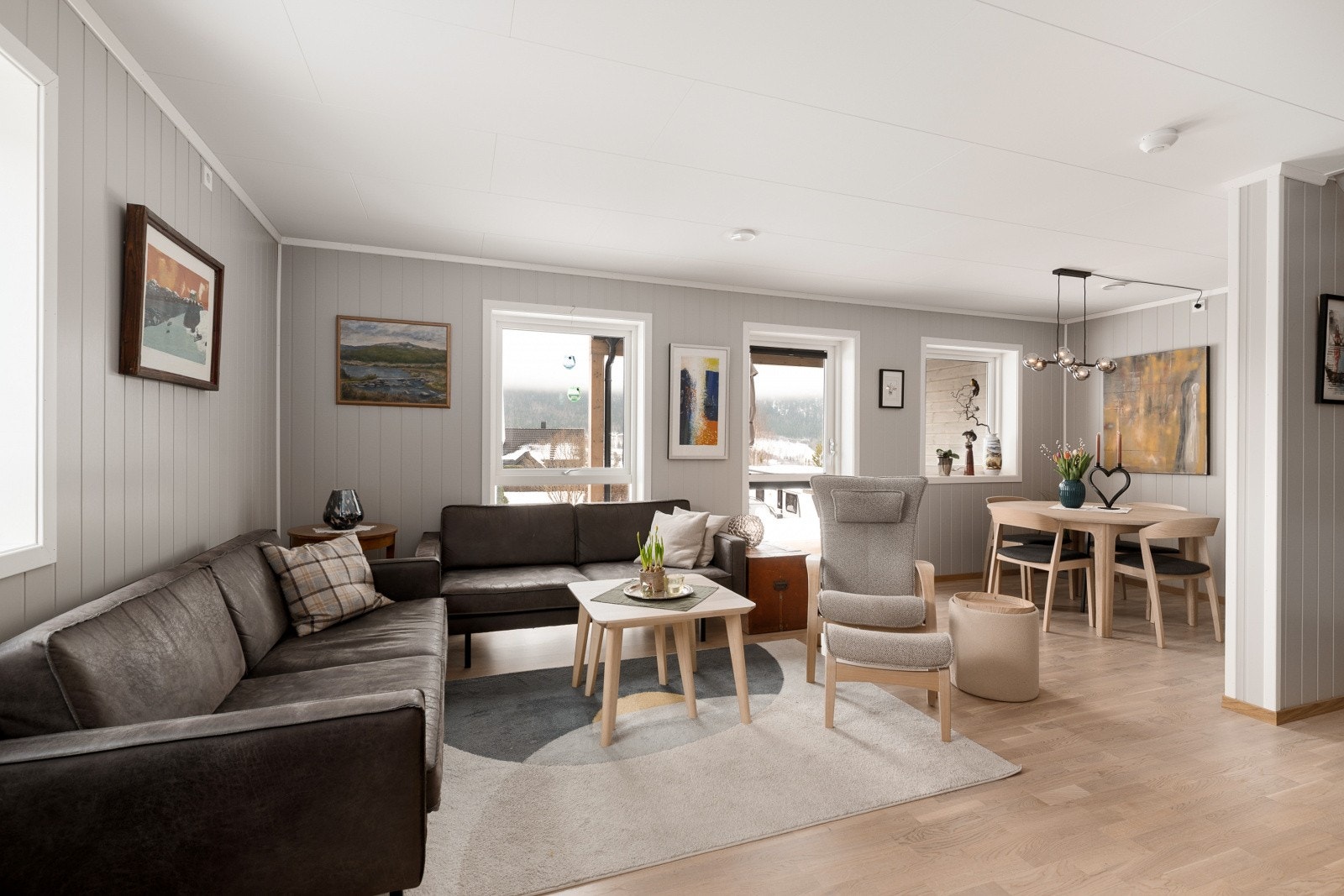 Fra stuen er det utgang til terrasse med god solgang. Galleribilde