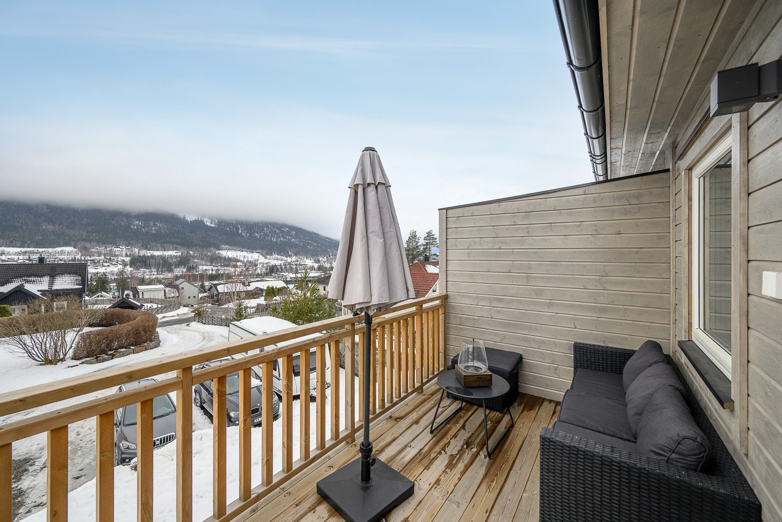 Verandaen i 2. etasje er på 9 m² og byr på flott utsikt over nærområdet. Galleribilde