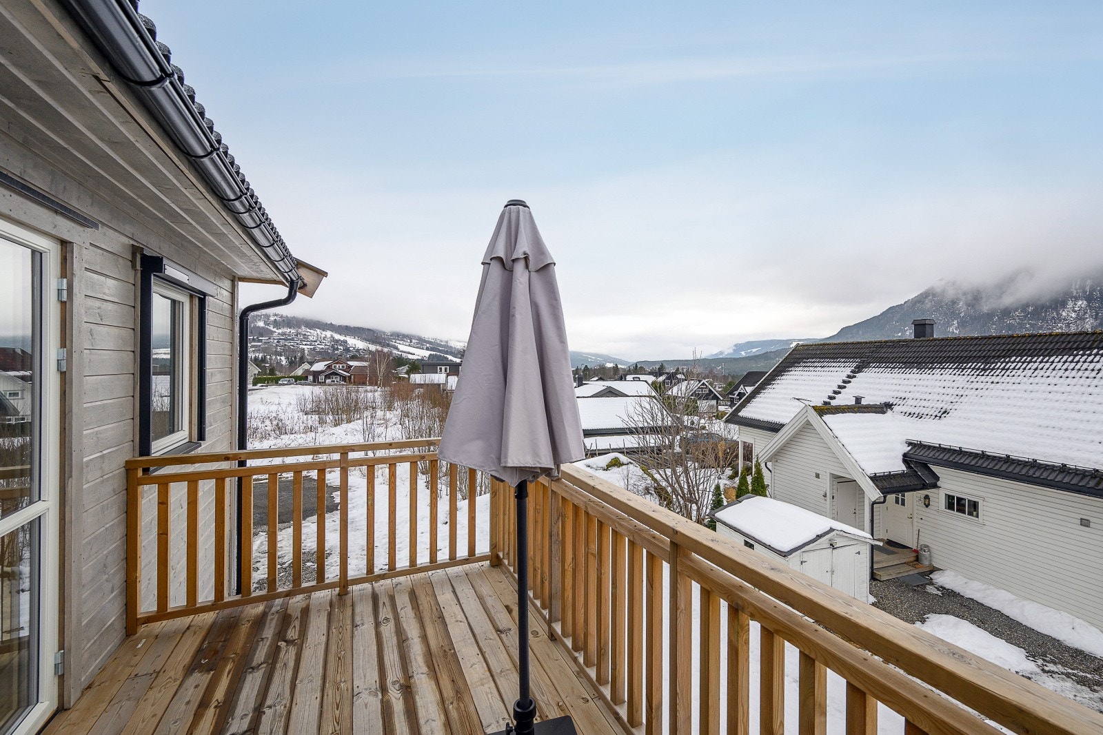 Med vestvendt plassering har både balkongen og terrassen gode solforhold på ettermiddag og kveld. Galleribilde